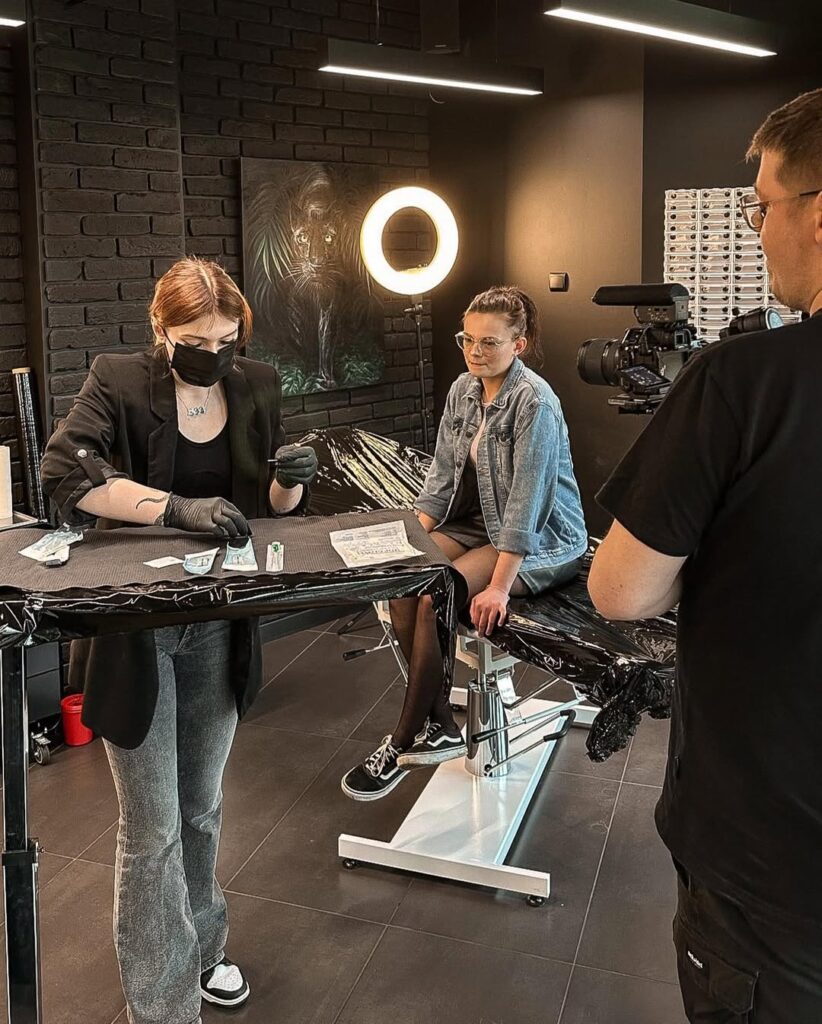 Murcix w studiu tatuażu Nemezink Studio tatuażu Kraków, studio tatuażu Nemezink, Patec, Patel Wariatec