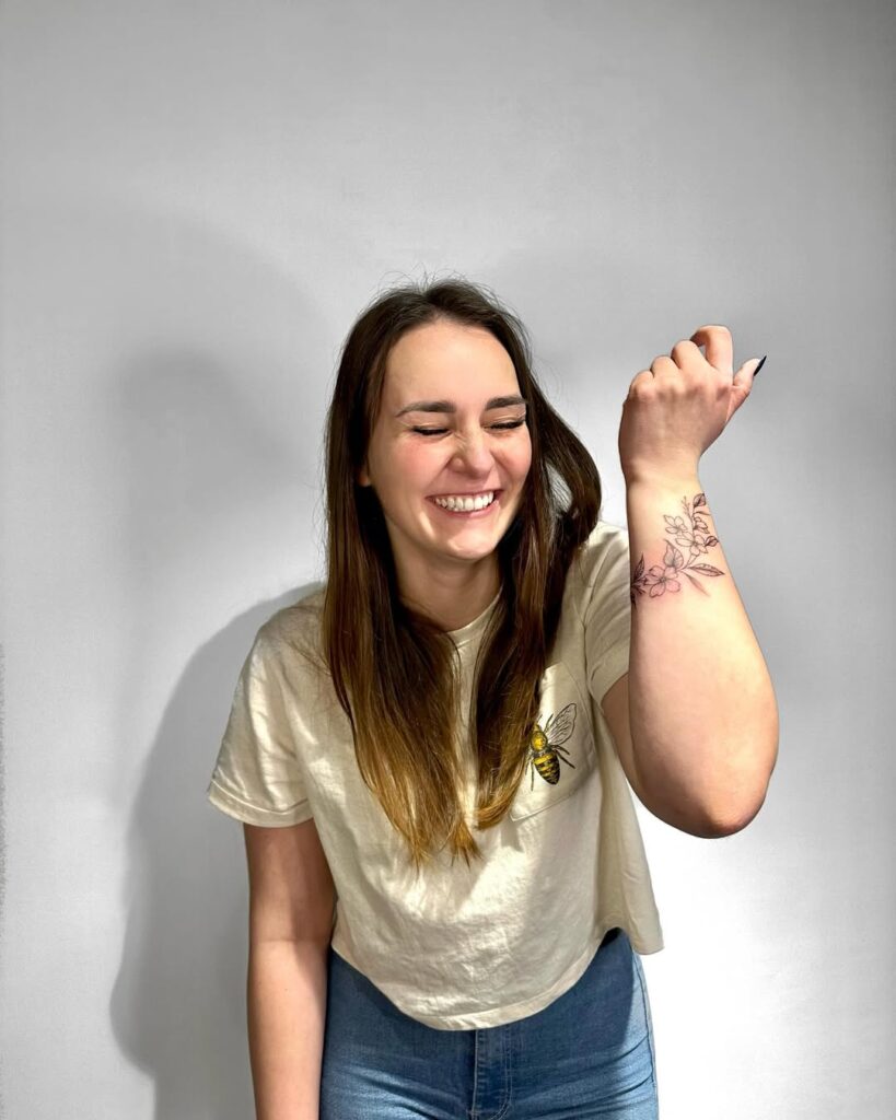 Marksonowa w studiu Nemezink tatuaż roślinny Studio tatuażu Kraków, studio tatuażu Nemezink, Marksonowa