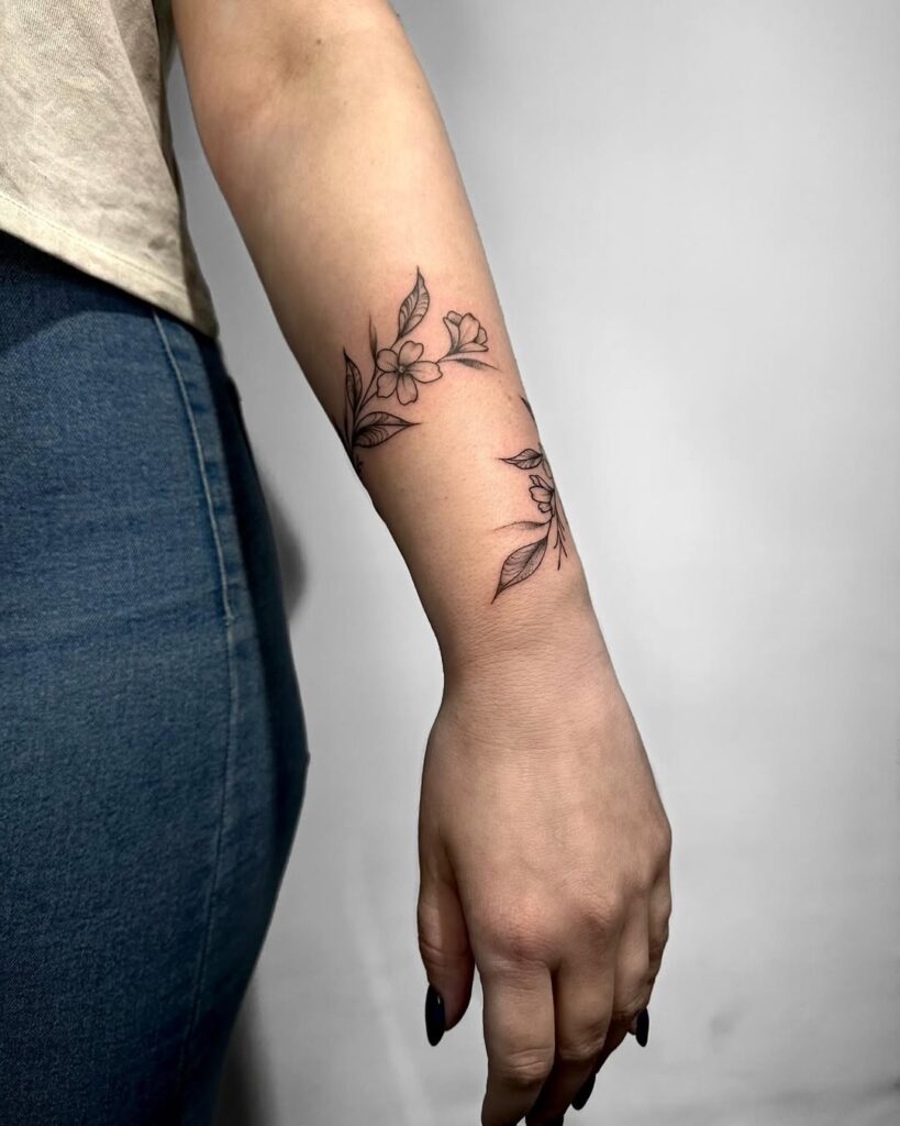 Marksonowa w studiu Nemezink tatuaż roślinny Studio tatuażu Kraków, studio tatuażu Nemezink, Marksonowa